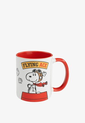 Tazza in ceramica bianca con interno e manico rossi. Presenta Snoopy in versione cartone animato con occhiali da aviatore e sciarpa rossa, con la scritta "ASSO DEL VOLO".