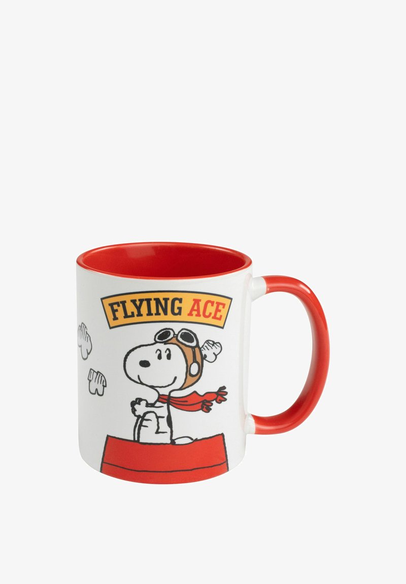 Tazza in ceramica bianca con interno e manico rossi. Presenta Snoopy in versione cartone animato con occhiali da aviatore e sciarpa rossa, con la scritta "ASSO DEL VOLO".