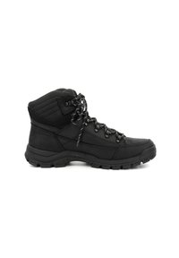 Las botas de senderismo negras cuentan con un diseño de tobillo alto, material sintético duradero, superficie texturizada y una suela de goma resistente con patrones en los tacos.