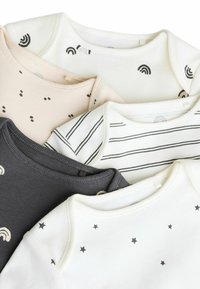 Ensemble de cinq bodys en coton : blanc avec des rayures noires, blanc avec des étoiles, gris avec un motif arc-en-ciel et beige avec des pois.