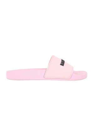 Pink klip klip sandal med bred rem og sort præget mærkenavn på remmen, flad sål og åben tå design.