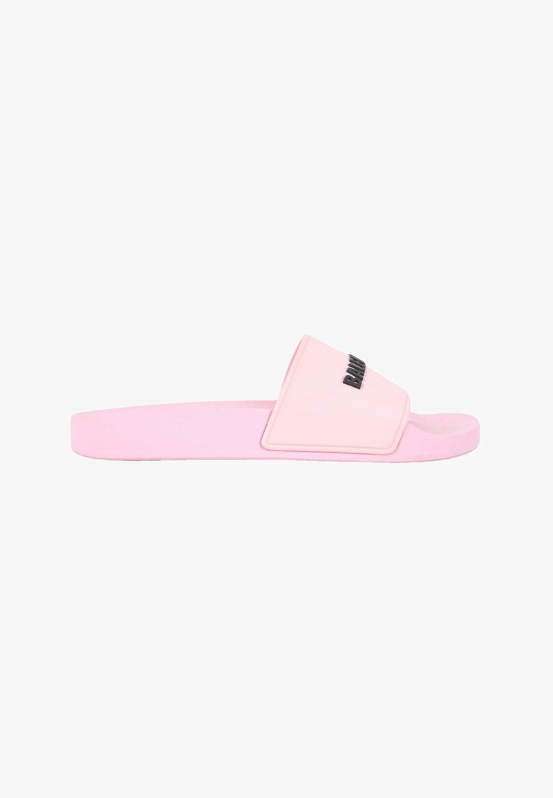 Sandale rose à glissière avec large bride et nom de marque noir embossé sur la bride, semelle plate et design à bout ouvert.