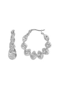 Boucles d'oreilles de couleur argent avec un design torsadé ; l'une est de style crochet, et l'autre est un anneau rond avec une texture ondulée.