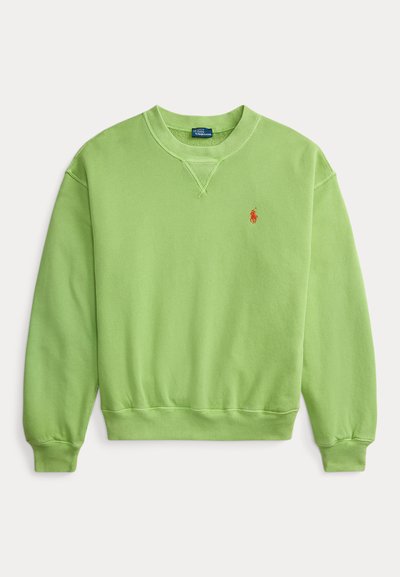 Πράσινο βαμβακερό φούτερ με ριμπ μανσέτες και τελείωμα. Διαθέτει μικρό κόκκινο λογότυπο στο στήθος. Κλασικός στρογγυλός λαιμός και άνετη εφαρμογή.