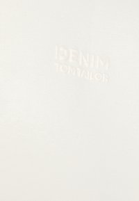 Tela blanca con una textura suave que presenta un logo en relieve que dice "DENIM TOM TAILOR". El diseño es minimalista y monocromático.