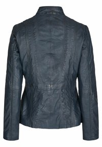Marineblaues Lederjacke mit einem strukturierten Design, das vertikale Nahtdetails und einen Stehkragen aufweist. Glatte Textur, taillierte Form.