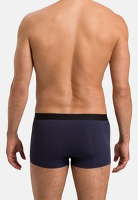 Mörkblå boxertrosor med svart midjeband som har präglad logotyp; åtsittande passform och slätt, stretchigt material.