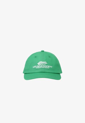 Grønn baseballcap med hvit brodert logo og tekst "LES DEUX SOCIETY Passion for people" midt foran.