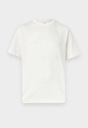 Lihtne valge lühikeste varrukatega ümara kaelusega T-särk, mis on asetatud valgele taustale ja mille krae sees on nähtav GAPi silt.