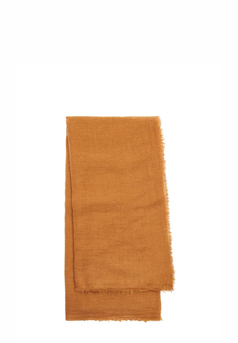 Prostokątny szal w kolorze musztardowej żółci wykonany z miękkiej, teksturowanej tkaniny, z postrzępionymi brzegami i gładkim wykończeniem.