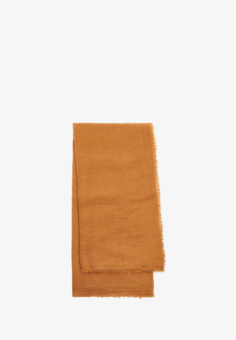 Prostokątny szal w kolorze musztardowej żółci wykonany z miękkiej, teksturowanej tkaniny, z postrzępionymi brzegami i gładkim wykończeniem.
