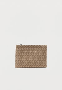 Καφέ πλεκτό δερμάτινο πουγκί με ορθογώνιο σχήμα, που διαθέτει υφή και μαύρο φερμουάρ στο πάνω μέρος.