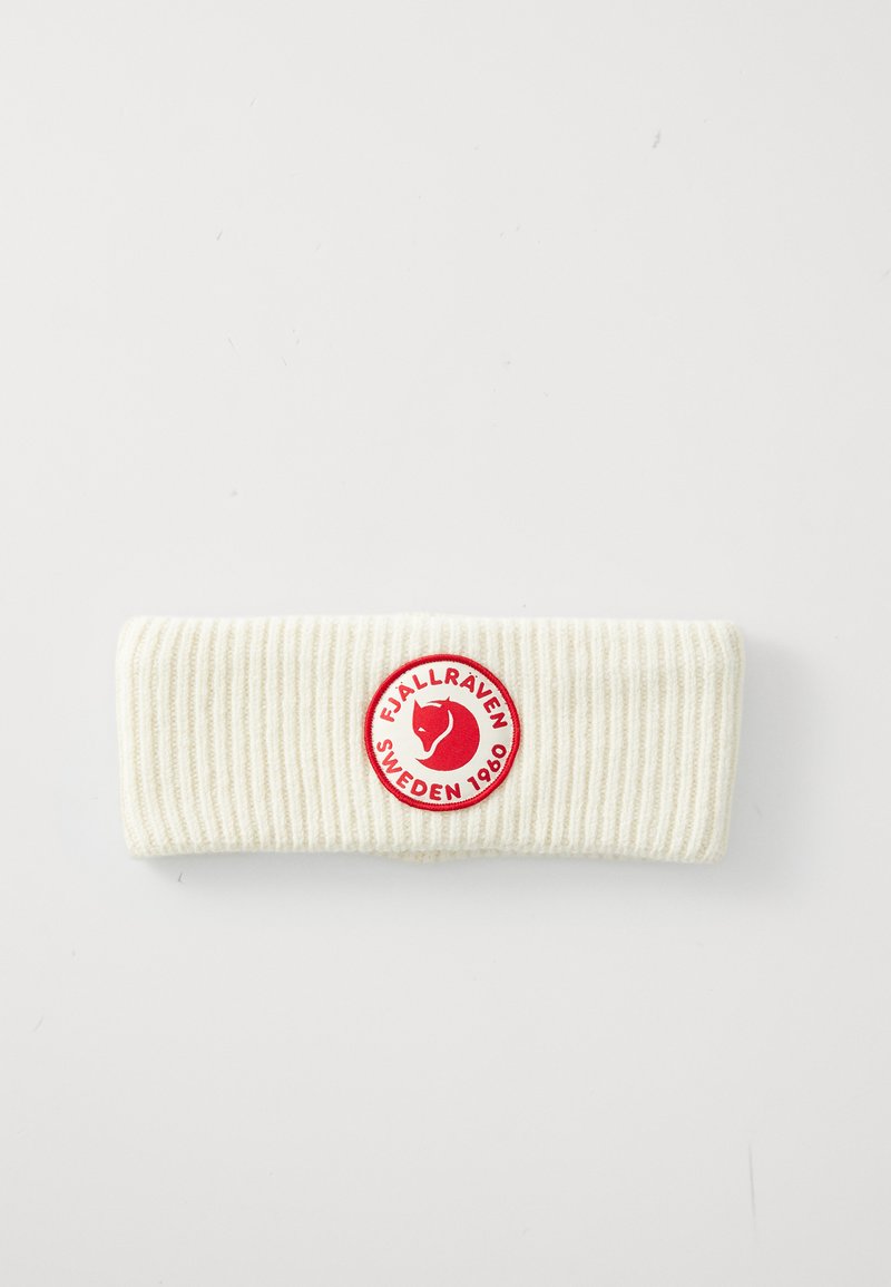 Witte geribde hoofdband met een rood en witte cirkelvormige Fjällräven Zweden 1960 logo patch gecentreerd aan de voorkant.