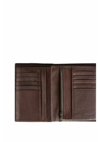 Portafoglio in pelle marrone, dotato di più scomparti per carte, una tasca con cerniera e una texture liscia. Cuciture eleganti e dettagli logo visibili.