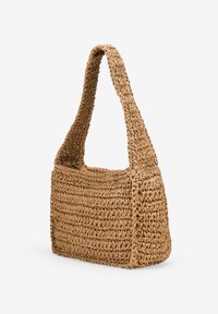 Bolso de paja trenzada en beige natural, con una forma rectangular estructurada, una correa ancha y una textura de tejido abierto con líneas horizontales.