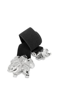 Braccialetti elastici neri con due clip metalliche a forma di fiore argentato, dotate di dettagliati motivi testurizzati e foglie.
