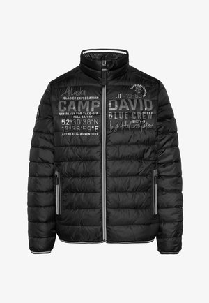 Czarna puchowa kurtka z wysokim kołnierzem, z pikowanymi panelami, zapinanymi kieszeniami i białymi detalami tekstowymi, w tym koordynatami geograficznymi.