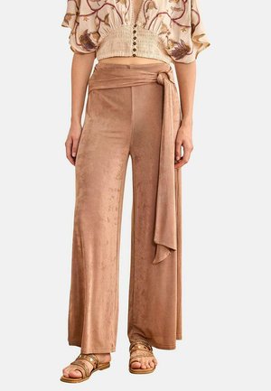Nekane, PANTALÓN ELÁSTICO LAZADA - Pantalones - camel