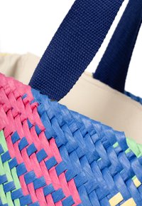 Geweven schoudertas met blauwe, roze, groene en gele kleuren. Inclusief een stevige marineblauwe textielen handgreep en een zachte binnenvoering.