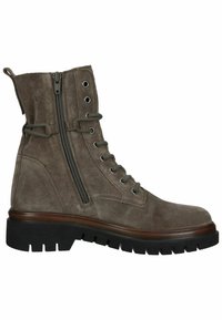 Botte en daim gris à lacets avec fermeture éclair latérale, semelle noire épaisse à relief, et languette à l'arrière, vue de profil.