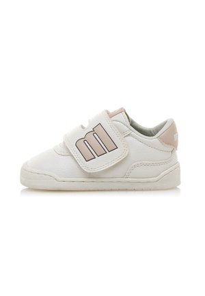 Zapatilla blanca con un acabado de cuero texturizado y una correa de velcro beige que presenta un logo. Suela de goma con un patrón de relieve mínimo.