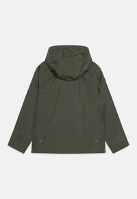 Grønn hettejakke med lett design, glatt tekstur, raglanermer og to sidelommer med trykknapper.