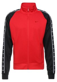 Červeno-černá bunda na zip s vysokým límcem, vyrobená z měkké látky. Má bílé lemování podél rukávů a malé logo Nike na hrudi.