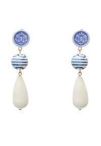 Två hängen i öronen: cirkulär blå topp med blommönster, randig rund mitt och krämfärgad droppformad del längst ner. Guldfärgad hårdvara.