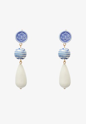 To sæt hængeøreringe: cirkulært blåt top med blomstertryk, stribet rundt midte og cremefarvet tåreformet ved bunden. Hardware i guldtonet.