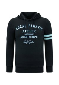 Zwarte katoenen hoodie met capuchon en lichtblauwe bedrukte tekst. Voorzien van een borstzak, trekkoorden en gestreepte accenten op de mouwen.