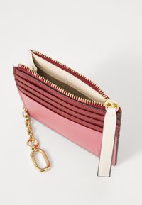 Portafoglio rettangolare in pelle bordeaux e rosa con zip dorata, dettaglio a catena e numerosi scomparti per carte; superficie liscia e accenti cuciti.