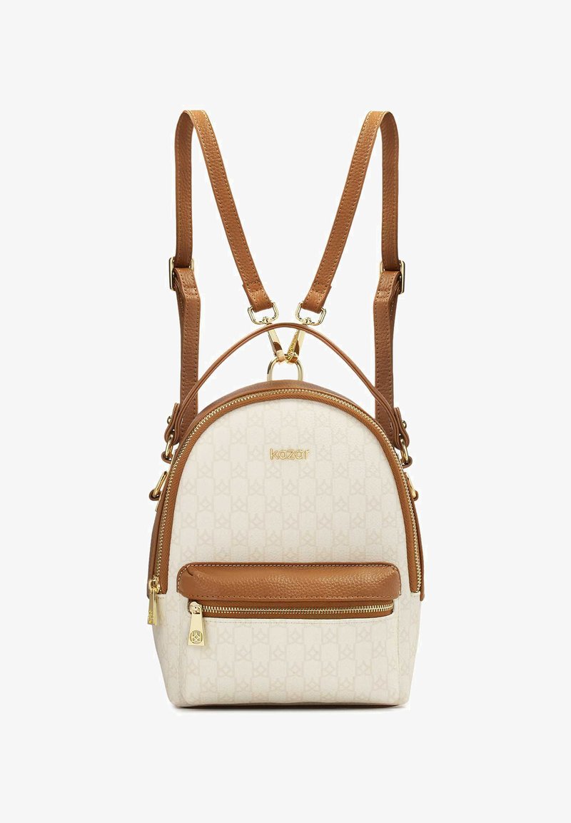 Krém és barna hátizsák, műbőr külsővel, kerek formával, aranyszínű fémekkel és beleégett logóval. Elülső cipzáras zsebe van.