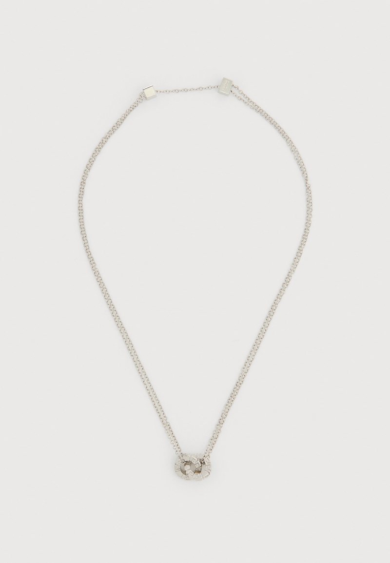 Ασημένιο διπλό αλυσίδα με μενταγιόν σε σχέδιο γεωμετρικού μοτίβου που συνδέονται μεταξύ τους, σε λευκό φόντο.