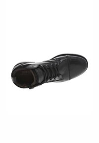Botín negro de cuero hasta el tobillo con un acabado suave, punta redonda, frente con cordones, cuello acolchado y interior texturizado para mayor comodidad.