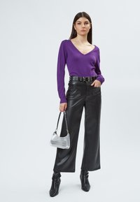 INFLUENCER V-NECK BASIC - Maglione - purple