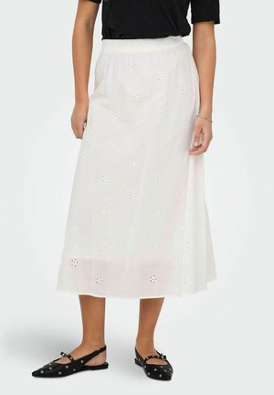 Vit midiklänning av lättviktigt tyg med broderade urklippta blommönster, med elastisk midja, tillsammans med svarta slingbacks.