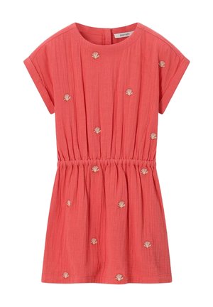 Korallenfarbenes kurzärmeliges Kleid mit elastischem Taillenbund und kleinen weißen Muschelstickereien verteilt auf dem Stoff.