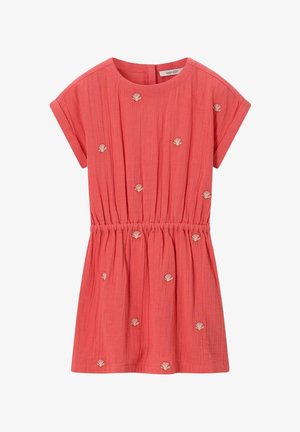 Robe corail à manches courtes avec taille élastique et petites broderies de coquillages blancs dispersées sur le tissu.