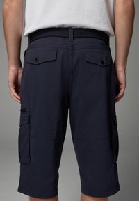 Marineblaue Cargo-Shorts mit einem entspannten Schnitt, die über mehrere Taschen, einen verstellbaren Bund und eine glatte, leichte Stofftextur verfügen.