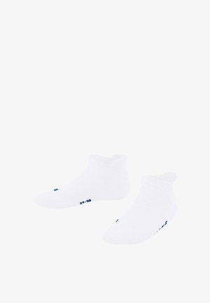 Een paar effen witte enkelsokken met blauwe maatmarkeringen op de tenen, weergegeven tegen een witte achtergrond.