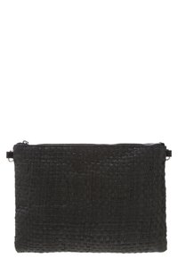 Czarna pleciona kopertówka o teksturowanej powierzchni, prostokątnym kształcie, zamknięciu na zamek błyskawiczny u góry oraz smukłym designie ułatwiającym noszenie.