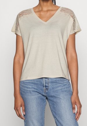Beige V-hals t-shirt met korte mouwen, voorzien van kanten accenten op de schouders. Gemaakt van zacht materiaal, met een relaxte pasvorm en een rechte zoom.