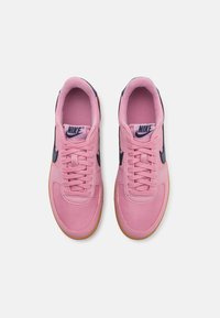 Rosa Nike-sneakers med marineblå detaljer, rund tå, flate snører og såle av gummi. Myk tekstiloverdel med polstret krage.
