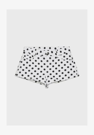 Short en denim blanc à pois noirs, bouton et fermeture éclair à l'avant, avec poches devant et derrière, présenté sur un fond uni.