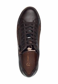 Sneaker in pelle nera con dettagli testurizzati, punta rotonda, lacci in tessuto, zip laterale e logo impresso sulla soletta.