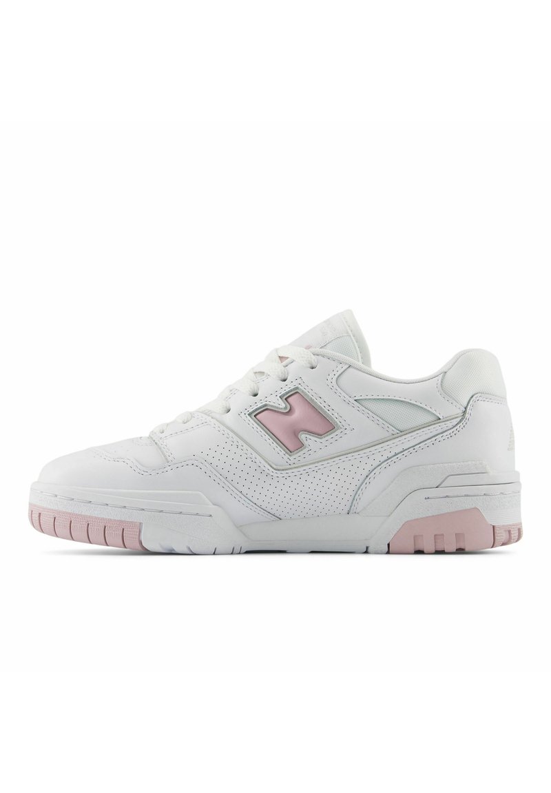 Zapatilla deportiva blanca con acentos en rosa. Presenta cuero suave, secciones perforadas y una suela de goma gruesa. Los cordones son de estilo estándar.