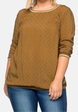 Bruine top met lange mouwen en een gestructureerd patroon, met een ronde halslijn en contrasterende afwerking bij de mouwen. Casual pasvorm.