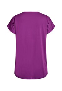 Kortærmet, lilla T-shirt med rund halsudskæring, glat tekstur og en let buet kant bagpå. Ingen synlige mønstre eller hardware.