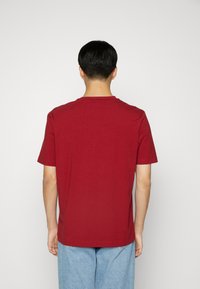 BOSS TCHUP - T-shirts - red four