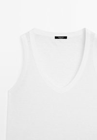 Haut en maille blanc sans manches à col en V avec une étiquette noire "Massimo Dutti" à l'encolure intérieure arrière, présenté à plat sur un fond blanc.